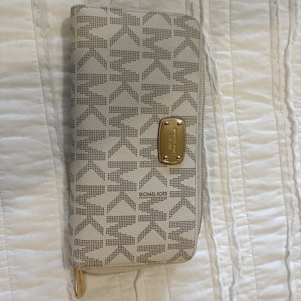 Michael Kors white zipper wallet